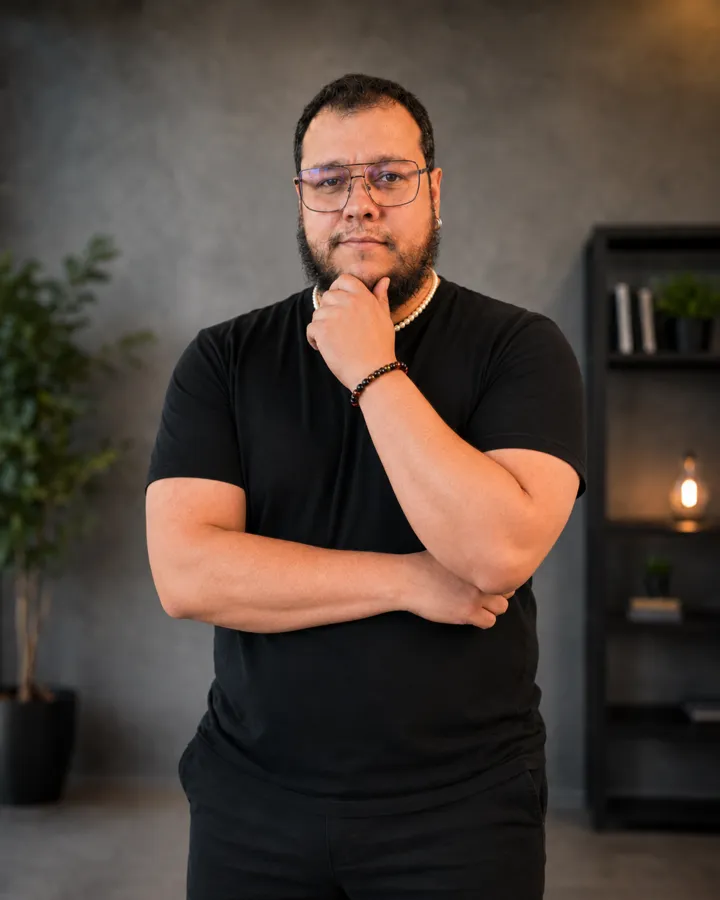 Ramon César de Lima com a mão no queixo, avaliando